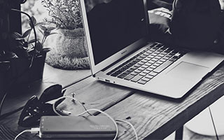 巴西杯前双方球迷发生冲突，据悉有一人头部中弹不幸身亡