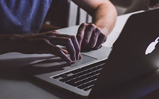 巴西杯前双方球迷发生冲突，据悉有一人头部中弹不幸身亡