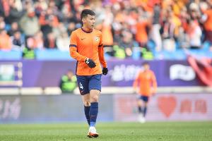 华体育会app官网下载安全吗-下一轮还怎么踢？青岛海牛一场比赛折损3名主力，1人伤退+2人红牌